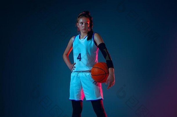 自身建设年轻的高加索人女篮球球员蓝色的工作室<strong>背景</strong>霓虹灯光运动行动概念体育运动运动能源动态健康的生活方式摆姿势自信