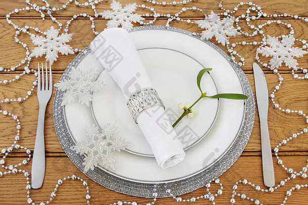 圣诞节晚餐表格设置白色盘子餐具亚麻serviette环槲寄生银雪花珠子