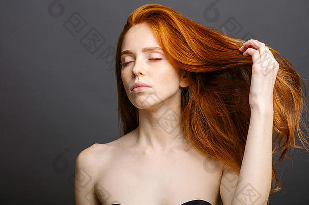 红色头发的人女人持有健康的闪亮的头发工作室灰色
