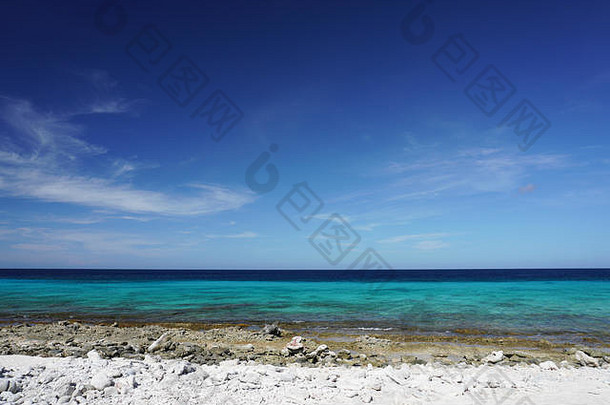 岩石海滩博内尔领导蓝色的水加勒比蓝色的天空