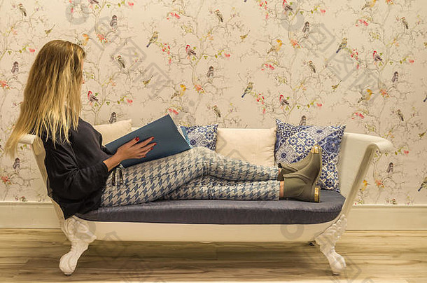 女人阅读书沙发放松装饰大气
