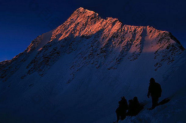 山登山者delone通过阿尔泰俄罗斯