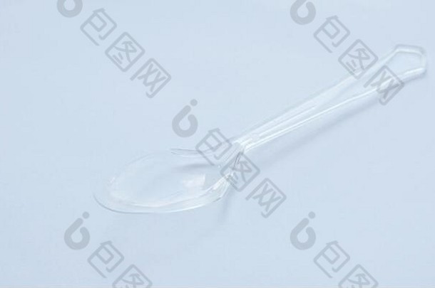 清晰的半透明的塑料勺子白色背景