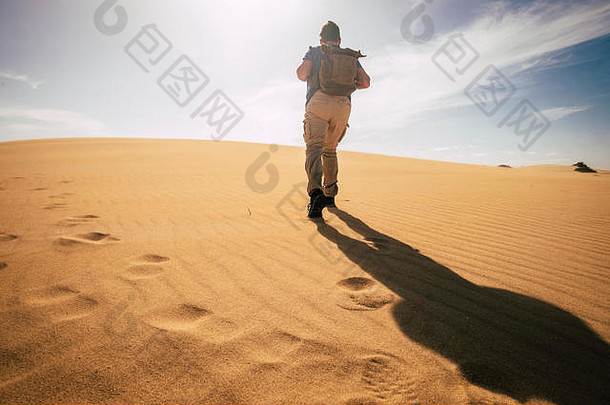 气候改变概念男人。walkling背包干旱沙子沙漠温暖的太阳水危险未来地球