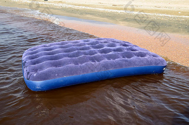 蓝色的充气床垫游泳池塘充气床垫海滩