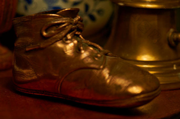 古铜色的婴儿毛线鞋