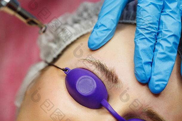 激光删除纹身眉毛拍摄靠近化妆品医疗过程美沙龙