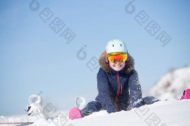 图片运动员女人头盔坐着雪堆