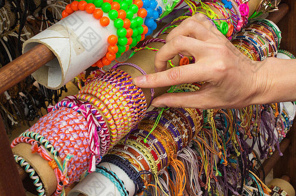 手女人色彩斑斓的手镯购物珠宝像女人的配件摊位集市