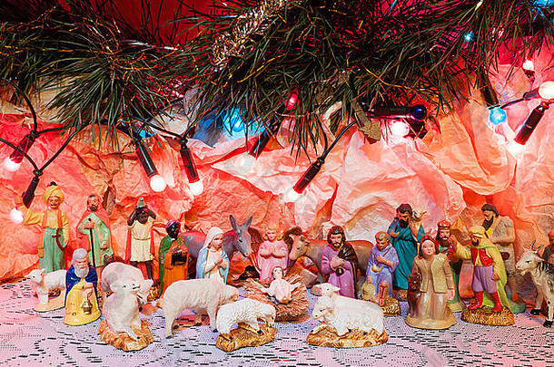 基督诞生场景色彩斑斓的雕像神圣的玛丽约瑟夫国王动物象征着耶稣的地方出生伯利恒婴儿床