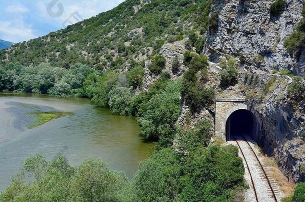希腊nestos河喉咙隧道戏剧萨丁铁路脚路径河