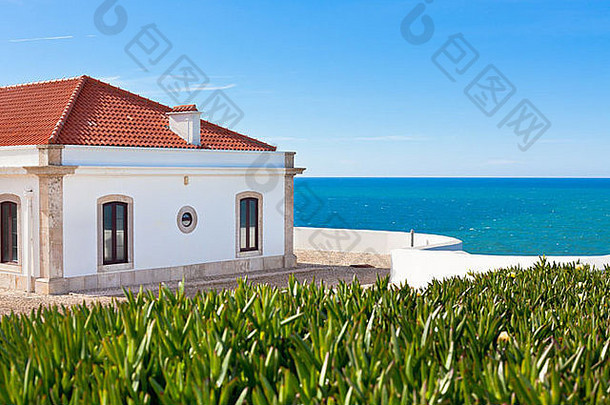 绿松石海蓝色的天空白色房子葡萄牙视图灯塔
