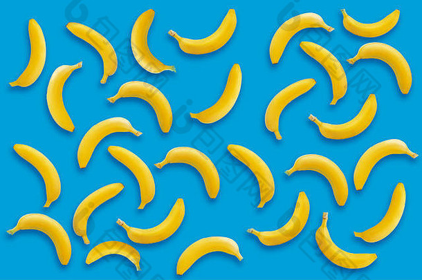 香蕉模式黄色的香蕉蓝色的纸背景时尚的平躺夏天概念