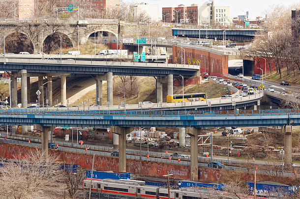 城市高速公路设计显示连接桥梁坡道拥挤的环境城市交通移动