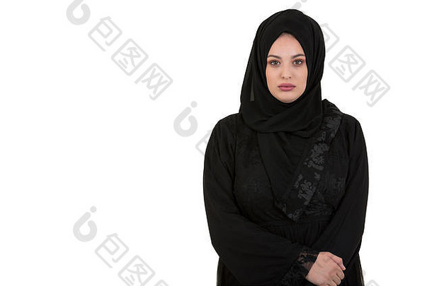 年轻的女人穿传统的阿拉伯语服装戴