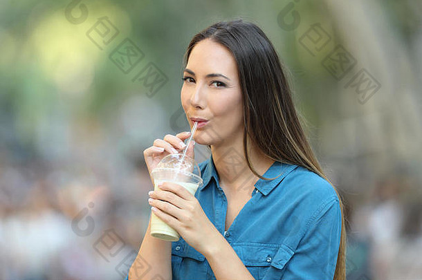 快乐女人喝牛奶摇稻草街