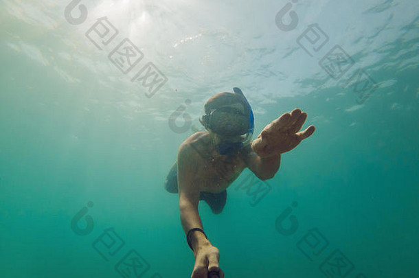 年轻的高加索人浮潜男人。水自拍泰国