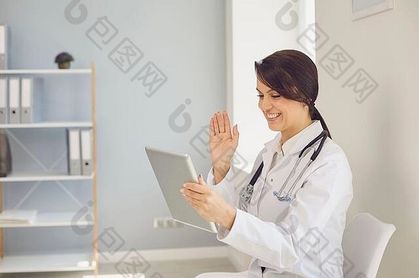 医生在线女医生平板电脑视频调用说话病人业务女人远程