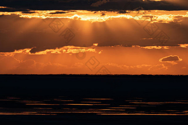 射线设置太阳画天空黄色的橙色颜色美丽的日落海俄罗斯西伯利亚新西伯利亚地区