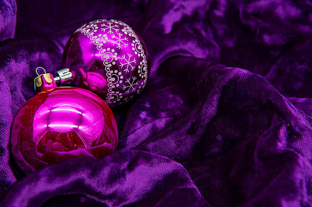 明亮的圣诞节球谎言黑暗紫色的天鹅绒圣诞节背景