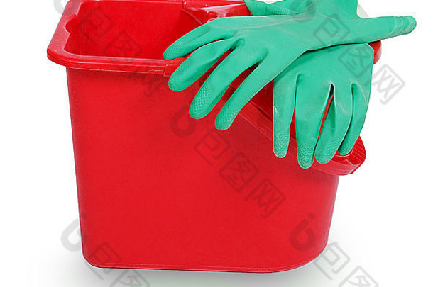 红色的塑料桶绿色橡胶手套孤立的白色背景
