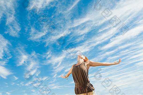 美丽的年轻的舞者执行yoga-dance在户外蓝色的天空云背景