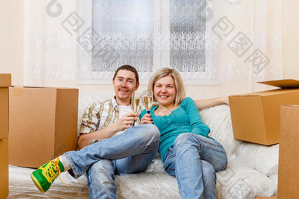 照片男人。女人酒眼镜酒坐着沙发纸板盒子