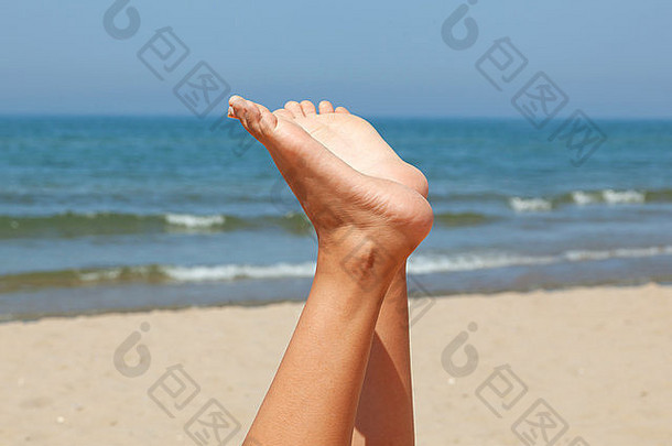 美丽的女人脚海滩太阳