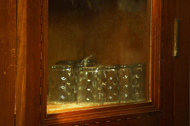 橱柜玻璃器皿玻璃杯货架上水玻璃厨房橱柜
