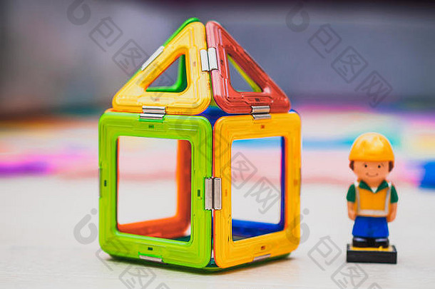 建设工人建筑行业概念玩具房子微型微型色彩斑斓的塑料玩具房子色彩斑斓的房子玩具房子概念