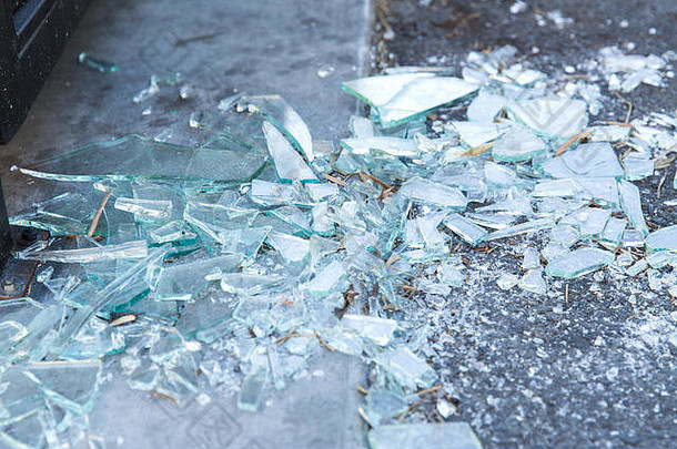 碎片破碎的玻璃地板上