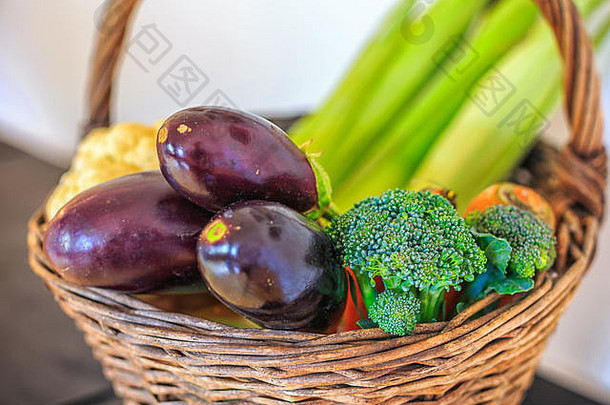 蔬菜篮子新鲜的有机蔬菜玉米胡萝卜洋葱zuccini