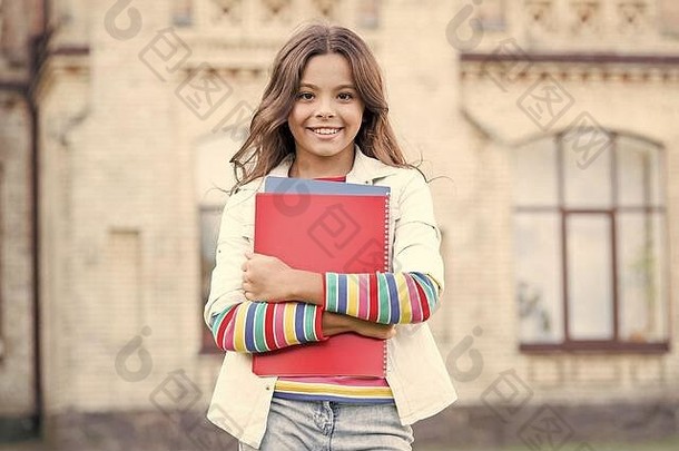 现代教育孩子微笑女孩学校学生持有手册教科书研究教育有天赋的孩子们采取额外的更深层次的学习学校教育选择