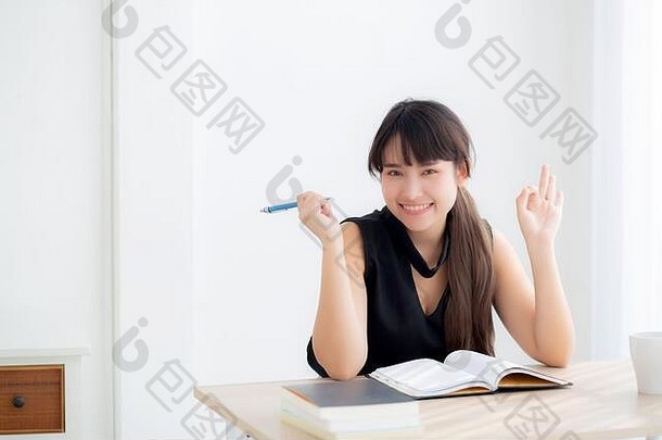 美丽的肖像年轻的亚洲女人微笑坐着研究学习写作笔记本<strong>日记</strong>生活房间首页女孩家庭作业业务