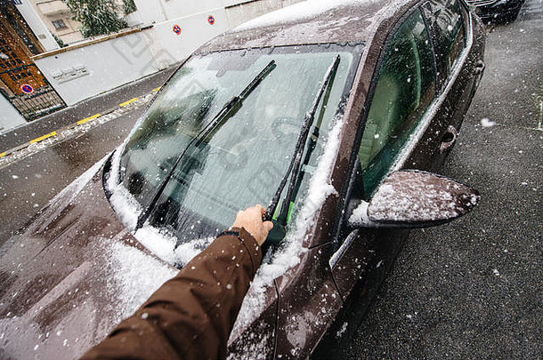 观点个人的角度来看男人。清洁车挡风玻璃刮水器雪冷冬天一天骑