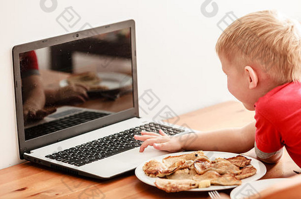 孩子们技术首页概念男孩孩子吃餐移动PC电脑首页<strong>坏习惯</strong>