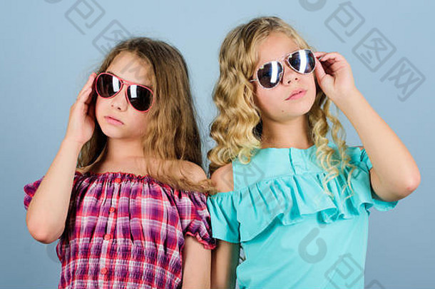 保护眼睛健康买适当的太阳镜光学商店可爱的小孩子们时尚女孩女孩长卷曲的头发穿太阳镜太阳镜夏天附件夏天趋势时尚达人