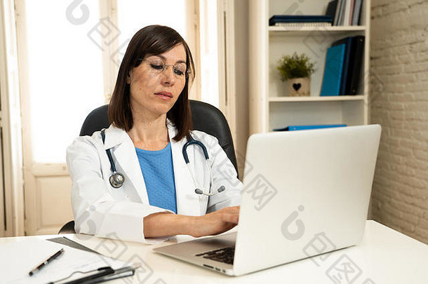 肖像成功的有吸引力的女人医生白色外套工作病人医疗记录移动PC电脑写作文书<strong>工作总结</strong>