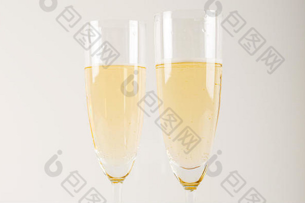 豪华的香槟玻璃节日庆祝一年重要的事件烤面包闪闪发光的酒泡沫