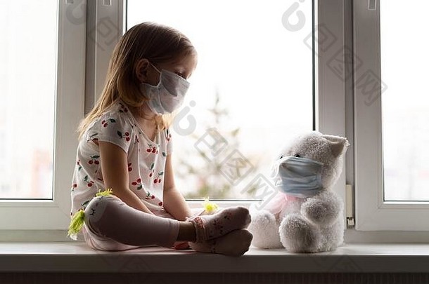 伤心孩子泰迪熊保护医疗面具孩子们疾病科维德疾病概念
