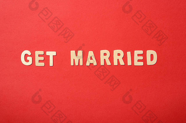 结婚了文本红色的纸背景