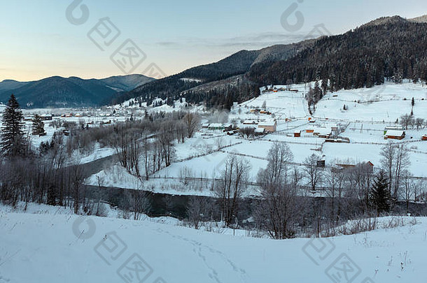 黎明早....黄昏冬天喀尔巴阡山脉的山村泽琳黑色的cheremosh河谷阿尔卑斯视图农村雪覆盖路径山
