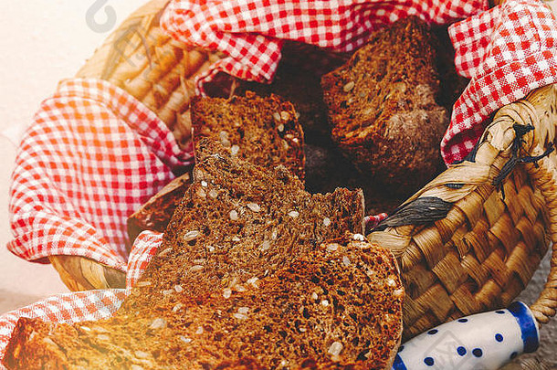 切片棕色（的）用全麦做的面包篮子太阳耀斑股票图像