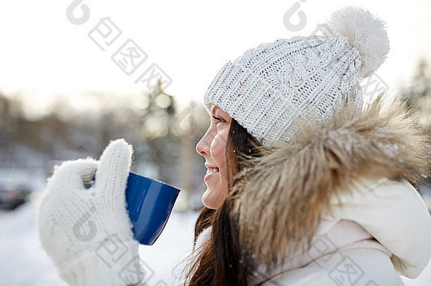 快乐年轻的女人<strong>茶</strong>杯在户外冬天
