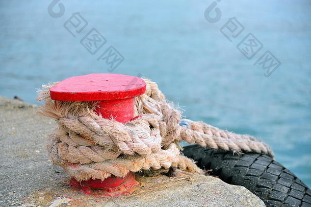 红色的站码头绳子轮胎
