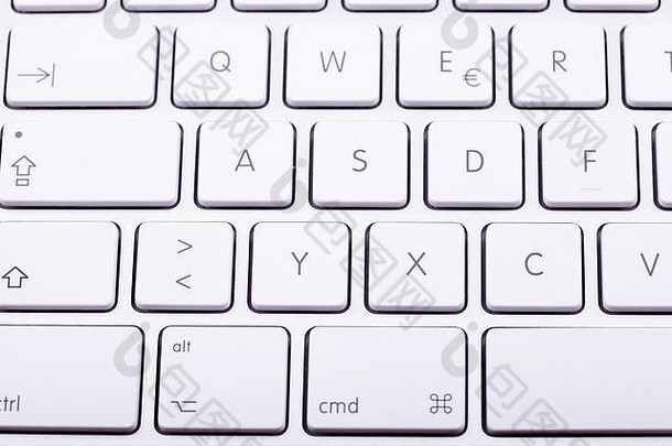 白色铝键盘关闭