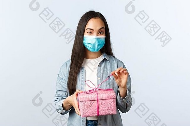 社会距离生活方式科维德流感大流行庆祝假期冠状病毒概念感兴趣快乐亚洲女人医疗面具打开