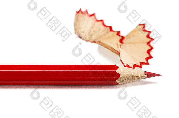 红色的磨铅笔特写镜头白色背景