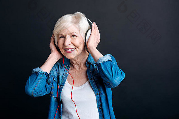 快乐的岁的女人听音乐