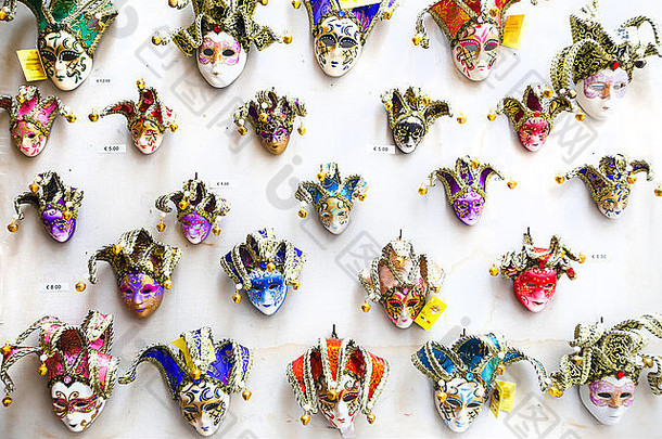 色彩斑斓的纪念品狂欢节面具磁铁显示出售站威尼斯意大利